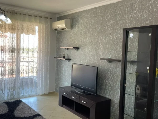 Tirane, jepet me qera apartament 2+1 , 120 m² 650 € (Xhamllikut)