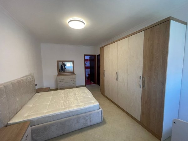 Tirane, jepet me qera apartament 2+1 , 120 m² 650 € (Xhamllikut)