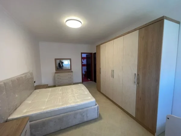 Tirane, jepet me qera apartament 2+1 , 120 m² 650 € (Xhamllikut)