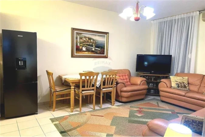 Tirane, jepet me qera apartament 1+1 , 600 m² 550 € (Rruga Medar Shtylla - Komuna e Parisit)