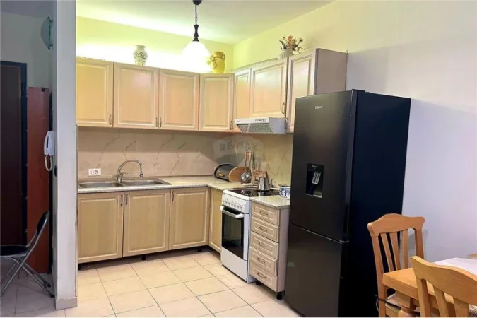 Tirane, jepet me qera apartament 1+1 , 600 m² 550 € (Rruga Medar Shtylla - Komuna e Parisit)