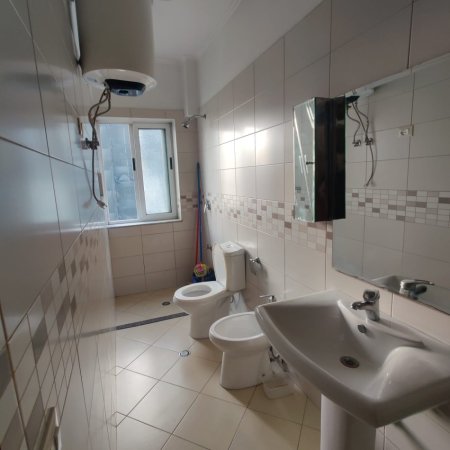 Tirane, jepet me qera apartament 1+1+Ballkon Kati 4, 55 m² 400 € (RRUGA E DIBRES)