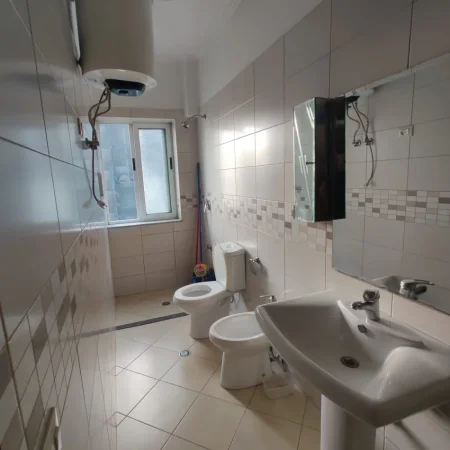 Tirane, jepet me qera apartament 1+1+Ballkon Kati 4, 55 m² 400 € (RRUGA E DIBRES)