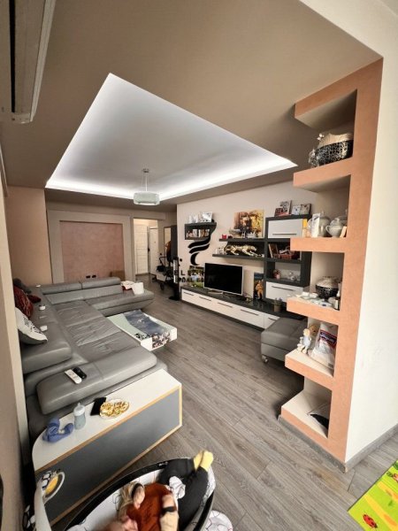 Tirane, jepet me qera apartament 3+1 Kati 7, 156 m² 400.000 € (KOMUNA E PARISIT)