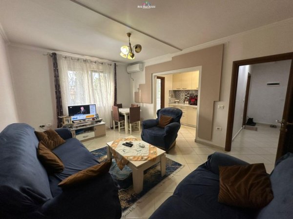Tirane, jepet me qera apartament 1+1 Kati 3, 65 m² 400 € (rruga e dibres)