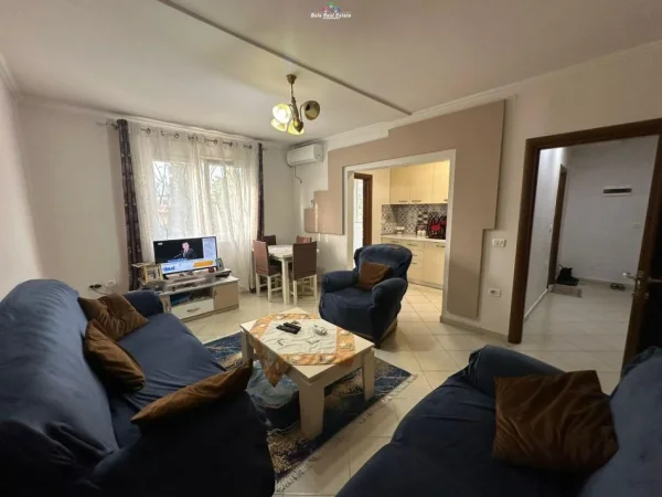 Tirane, jepet me qera apartament 1+1 Kati 3, 65 m² 400 € (rruga e dibres)