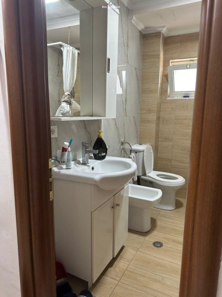 Tirane, jepet me qera apartament 1+1 Kati 3, 65 m² 400 € (rruga e dibres)