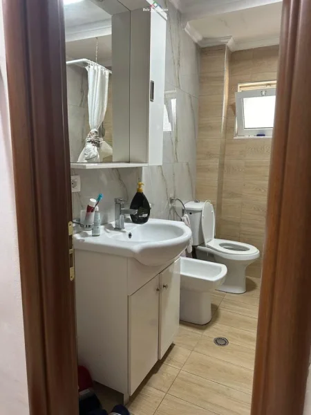 Tirane, jepet me qera apartament 1+1 Kati 3, 65 m² 400 € (rruga e dibres)