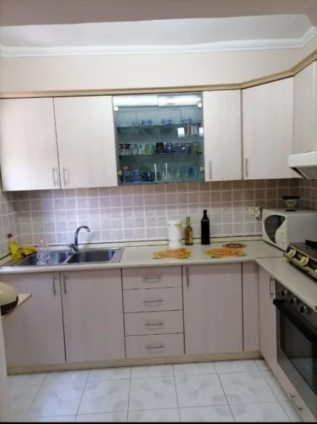 Tirane, jepet me qera apartament 2+1 Kati 5, 70 m² 400 € (brryli)
