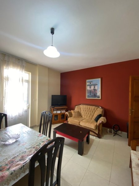 Tirane, jepet me qera apartament 2+1+Ballkon Kati 5, 85 m² 400 € (Komuna e Parisit ,prane kika 2)