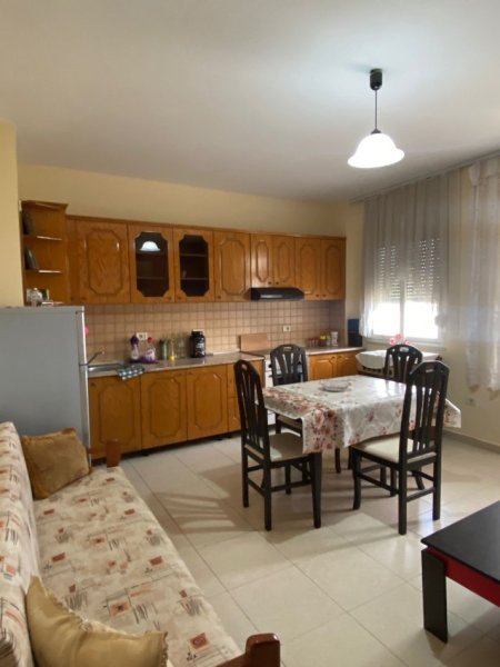 Tirane, jepet me qera apartament 2+1+Ballkon Kati 5, 85 m² 400 € (Komuna e Parisit ,prane kika 2)