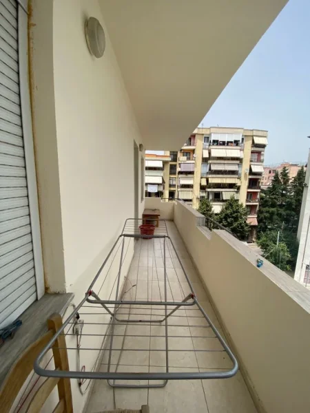 Tirane, jepet me qera apartament 2+1+Ballkon Kati 5, 85 m² 400 € (Komuna e Parisit ,prane kika 2)