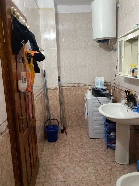 Tirane, jepet me qera apartament 2+1+Ballkon Kati 5, 85 m² 400 € (Komuna e Parisit ,prane kika 2)