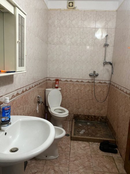 Tirane, jepet me qera apartament 2+1+Ballkon Kati 5, 85 m² 400 € (Komuna e Parisit ,prane kika 2)