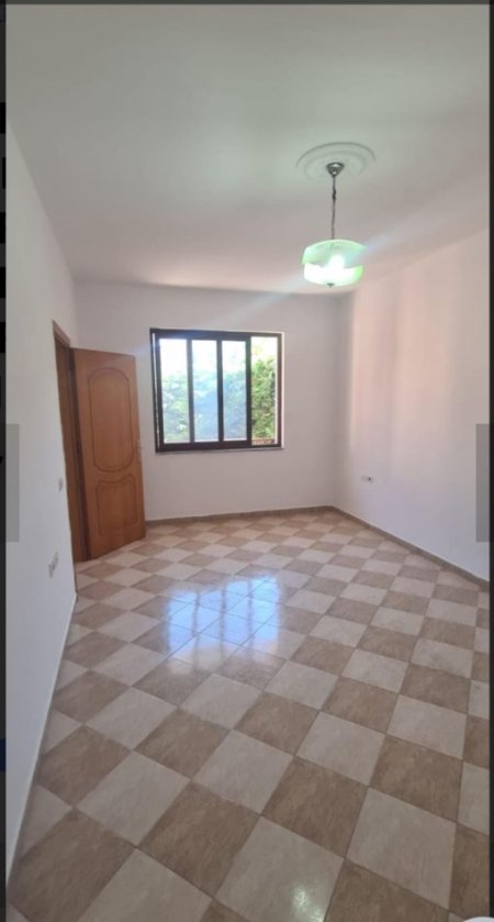 Tirane, jepet me qera Vile 3 Katshe , 260 m² 1.900 € (Rr. Durresit)