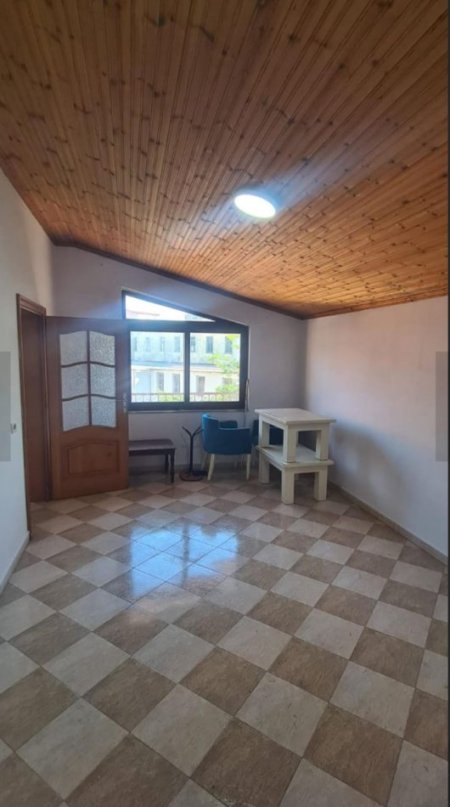 Tirane, jepet me qera Vile 3 Katshe , 260 m² 1.900 € (Rr. Durresit)