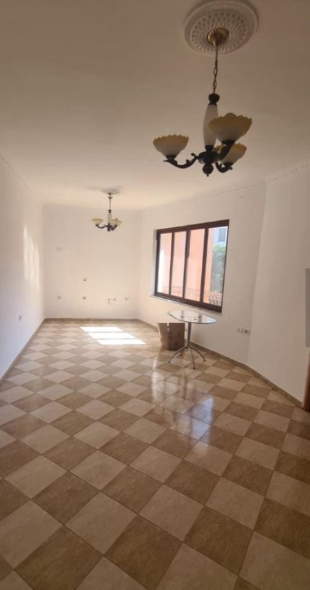 Tirane, jepet me qera Vile 3 Katshe , 260 m² 1.900 € (Rr. Durresit)