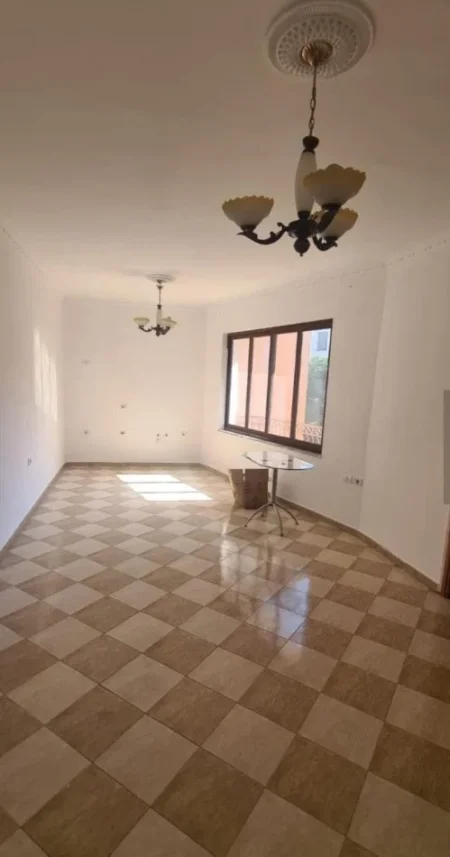 Tirane, jepet me qera Vile 3 Katshe , 260 m² 1.900 € (Rr. Durresit)