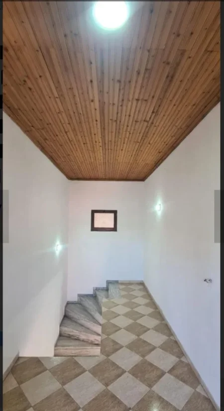 Tirane, jepet me qera Vile 3 Katshe , 260 m² 1.900 € (Rr. Durresit)