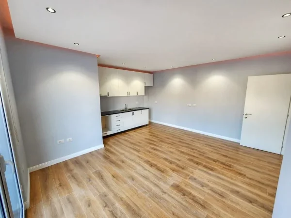 Tirane, shes apartament 2+1+Ballkon Kati 4, 140 m² 185.000 € (Rruga 5-Maji)