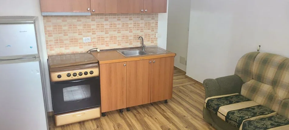 Tirane, jepet me qera garsonier 1+1 Kati 2, 40 m² 240 € (Ali Demi)