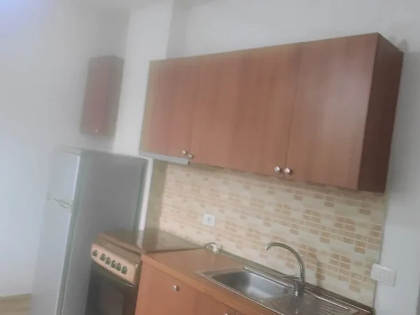 Tirane, jepet me qera garsonier 1+1 Kati 2, 40 m² 240 € (Ali Demi)
