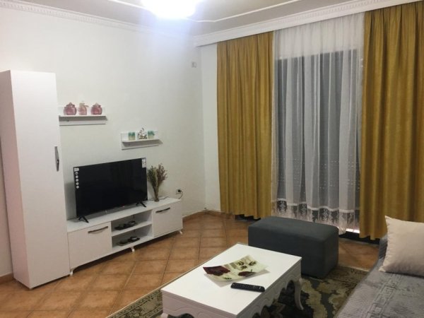 Tirane, jepet me qera apartament 2+1+Ballkon Kati 1, 107 m² 400€ (Rruga e Dajtit)