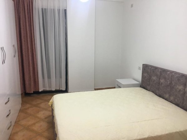 Tirane, jepet me qera apartament 2+1+Ballkon Kati 1, 107 m² 400€ (Rruga e Dajtit)