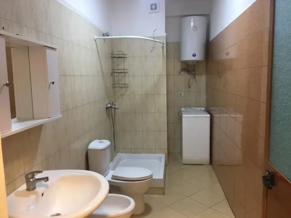 Tirane, jepet me qera apartament 2+1+Ballkon Kati 1, 107 m² 400€ (Rruga e Dajtit)