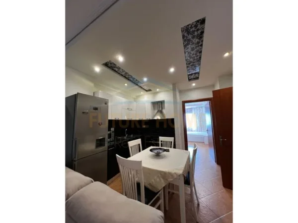 Tirane, jepet me qera apartament 2+1+Ballkon Kati 4, 107 m² 450 € (Fresku)