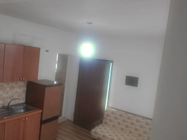 Tirane, jepet me qera apartament 1+1 Kati 3, 50 m² 290 € (Ali Demi)