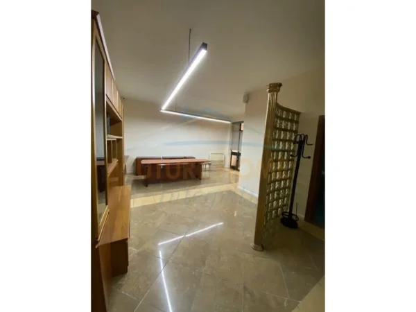 Jepet me Qera Ambjent Biznesi Kati 2, 200 m² 4.500 € prane RTSH