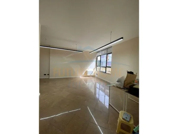 Jepet me Qera Ambjent Biznesi Kati 2, 200 m² 4.500 € prane RTSH
