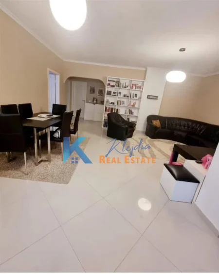 Tirane, jepet me qera apartament 3+1 Kati 2, 120 m² 800 € (Rruga e Kavajes, afer xhamise)