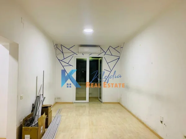 Tirane, jepet me qera zyre Kati 2, 140 m² 1.000 € (Rruga e Durresit, afer Kafe Flora)