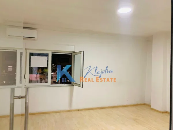 Tirane, jepet me qera zyre Kati 2, 140 m² 1.000 € (Rruga e Durresit, afer Kafe Flora)