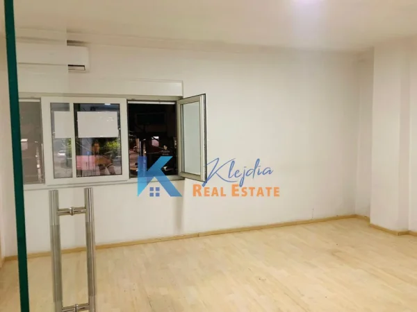 Tirane, jepet me qera zyre Kati 2, 140 m² 1.000 € (Rruga e Durresit, afer Kafe Flora)