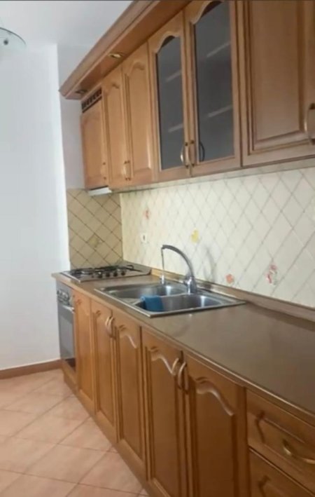 Tirane, jepet me qera apartament 2+1 Kati 3, 90 m² 350 € (Kthesa e Kamzes)