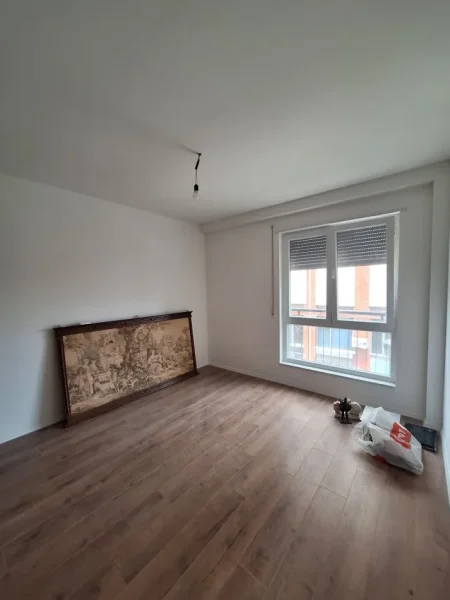 Jepet me qera ambjent biznesi Kati 1, sip.40 m2 1.000 € (Islam alla, afer ish adidas.)