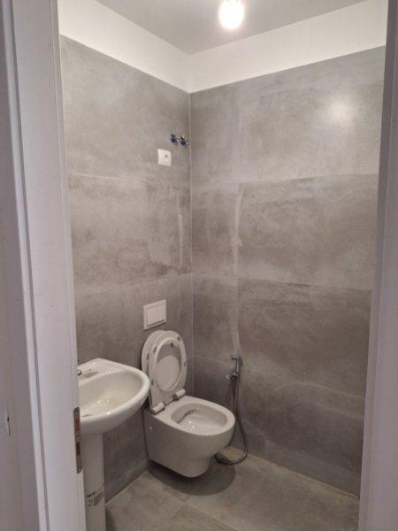 Jepet me qera ambjent biznesi Kati 1, sip.40 m2 1.000 € (Islam alla, afer ish adidas.)