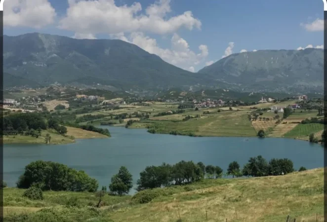 Tirane, shitet toke , 6.000 m² 1 900 000 € (Farke)