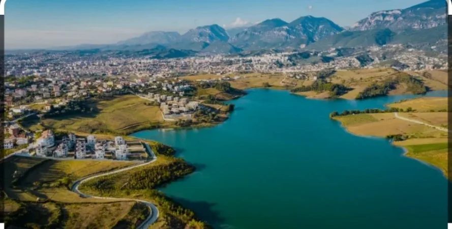 Tirane, shitet toke , 6.000 m² 1 900 000 € (Farke)