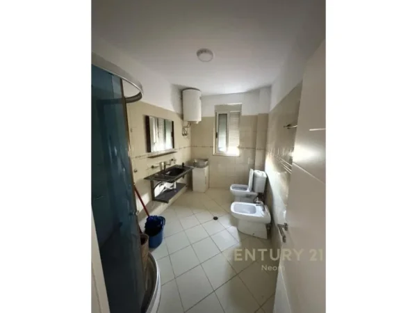 Tirane, shitet apartament 3+1 Kati 6, 175 m² 250.000 € (liqeni i thate)