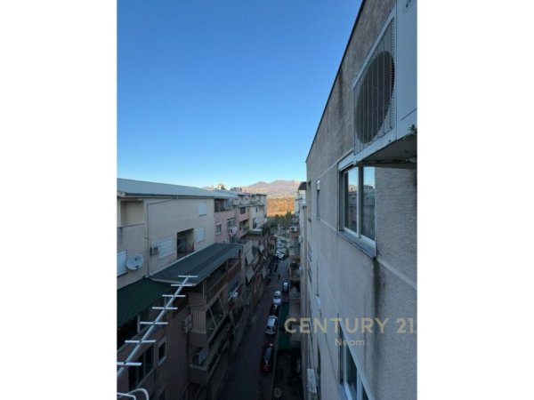 Tirane, shitet apartament 3+1 Kati 6, 175 m² 250.000 € (liqeni i thate)
