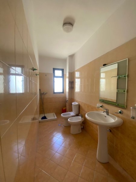 Tirane, jepet me qera apartament 2+1+Ballkon Kati 7, 100 m² 400 € (Laprake)