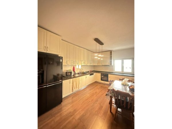 Tirane, jepet me qera apartament 2+1 Kati 6, 157 m² 800 € (komuna e parisit)