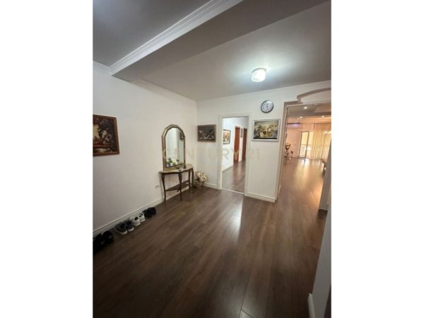 Tirane, jepet me qera apartament 2+1+Ballkon Kati 6, 157 m² 800 € 