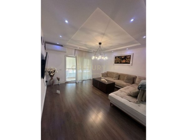 Tirane, jepet me qera apartament 2+1+Ballkon Kati 6, 157 m² 800 € 