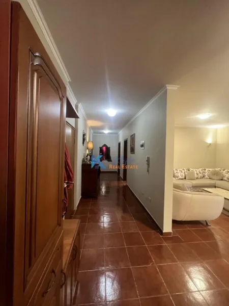 Tirane, jap me qera apartament 3+1+Ballkon Kati 9, 125 m² 600 € (Komuna e Parisit, afer Kika 1)
