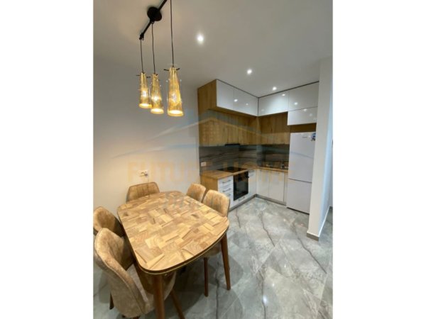 Tirane, jepet me qera 1+1+post parkimi Kati 2, 64 m² 500 € (Oxhaku)